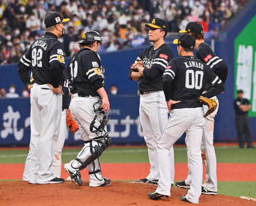オリックス対ソフトバンク　7回裏途中で降板する千賀（撮影・和賀正仁）