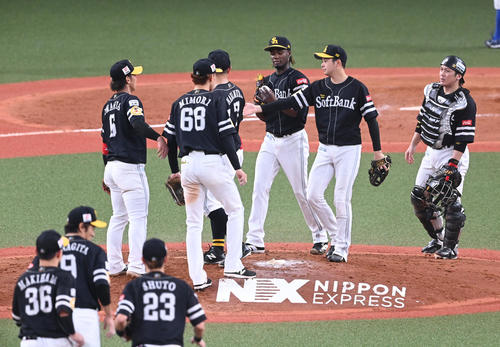 オリックス対ソフトバンク　オリックスに勝利、喜ぶソフトバンクナイン（撮影・前岡正明）