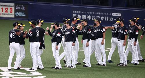 オリックス対ソフトバンク　オリックスに勝利しハイタッチして喜ぶソフトバンクナイン（撮影・上田博志）