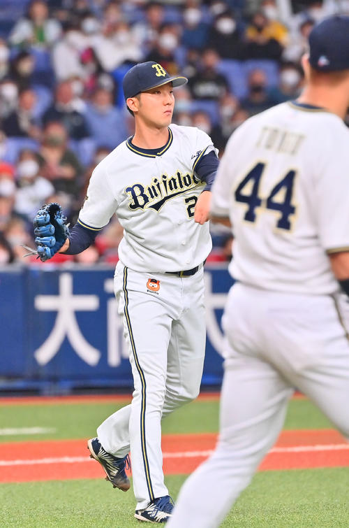 オリックス対ソフトバンク　1回表ソフトバンク無死二塁、周東佑京のバントで一塁悪送球するオリックス先発の田嶋（撮影・和賀正仁）