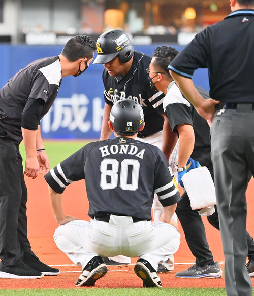 オリックス対ソフトバンク　1回表ソフトバンク1死三塁、中前適時打を放ったデスパイネは左足を気にする（撮影・和賀正仁）