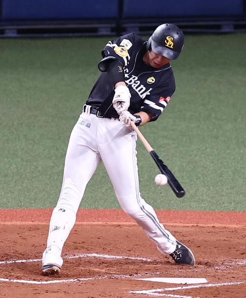 オリックス対ソフトバンク　3回表ソフトバンク1死、柳田は左前打を放つ（撮影・上田博志）
