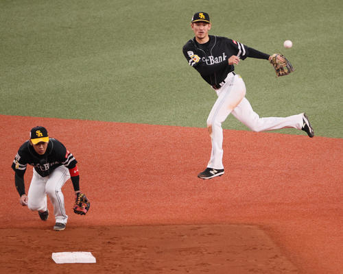 オリックス対ソフトバンク　3回裏オリックス2死、三森（右）は福田の二ゴロをさばく（撮影・上山淳一）