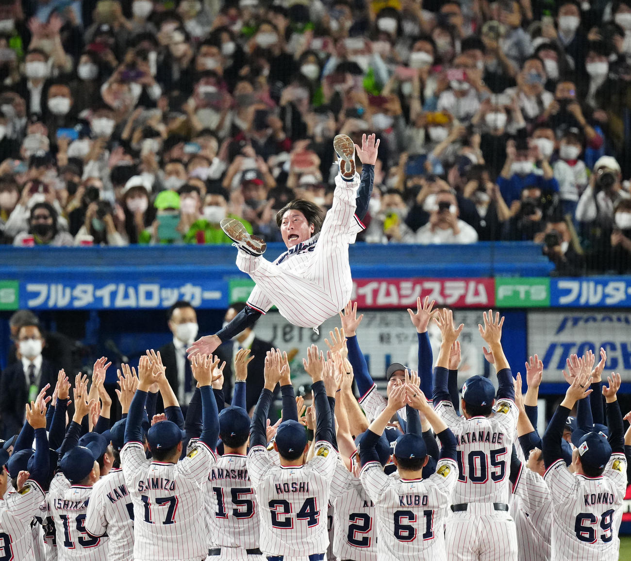 ヤクルト対阪神　日本シリーズ進出を決め胴上げされるヤクルト高津監督（撮影・江口和貴）