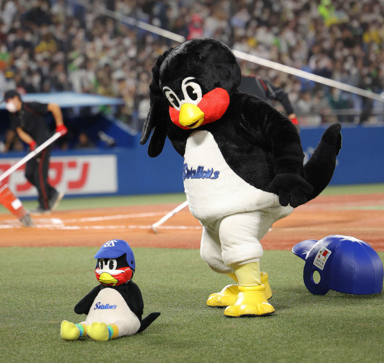 ヤクルト対阪神　空中くるりんぱに失敗するつば九郎（撮影・河田真司）