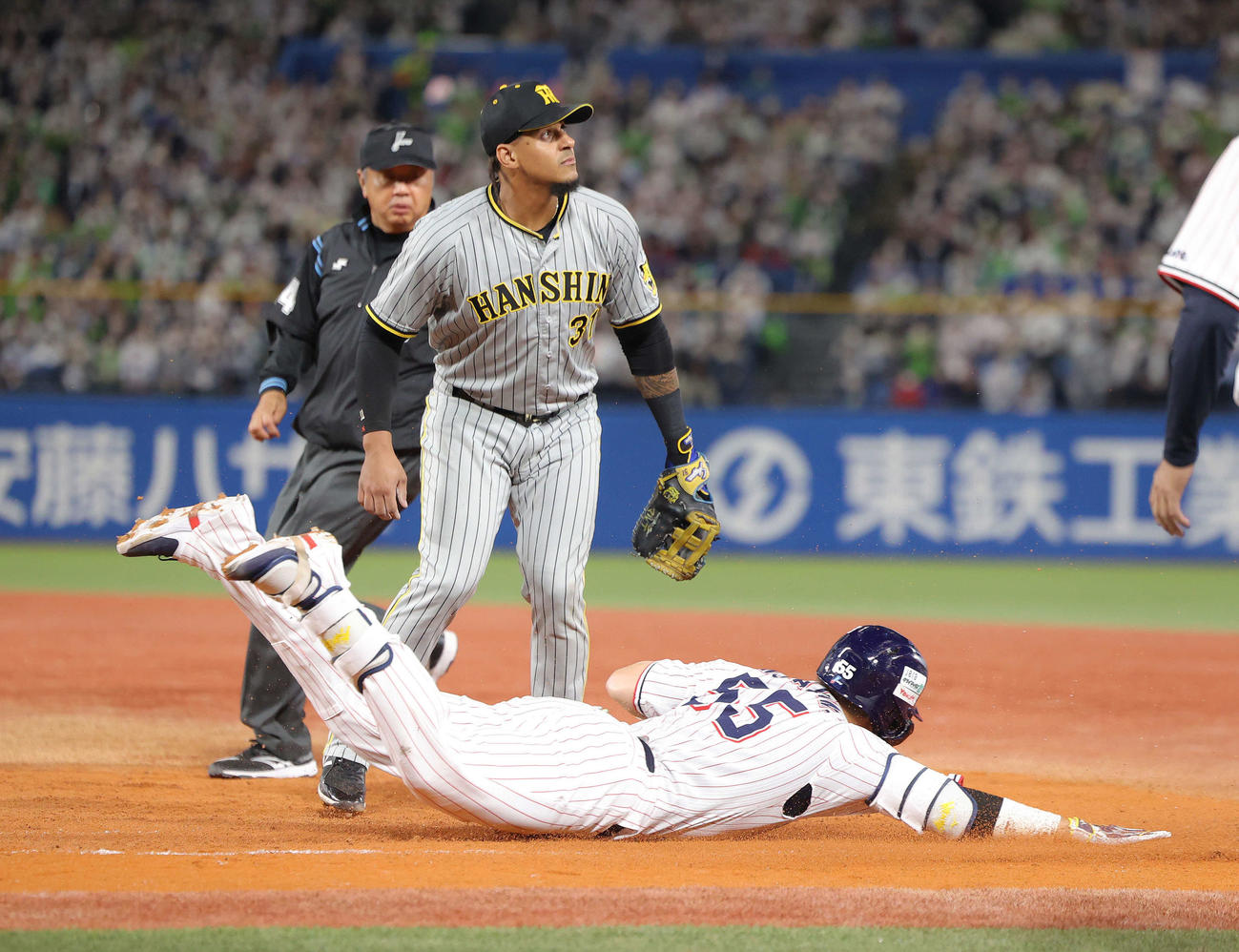 ヤクルト対阪神　7回裏ヤクルト2死満塁、投前打を放ちヘッドスライディングする村上。一塁手マルテ（撮影・河田真司）