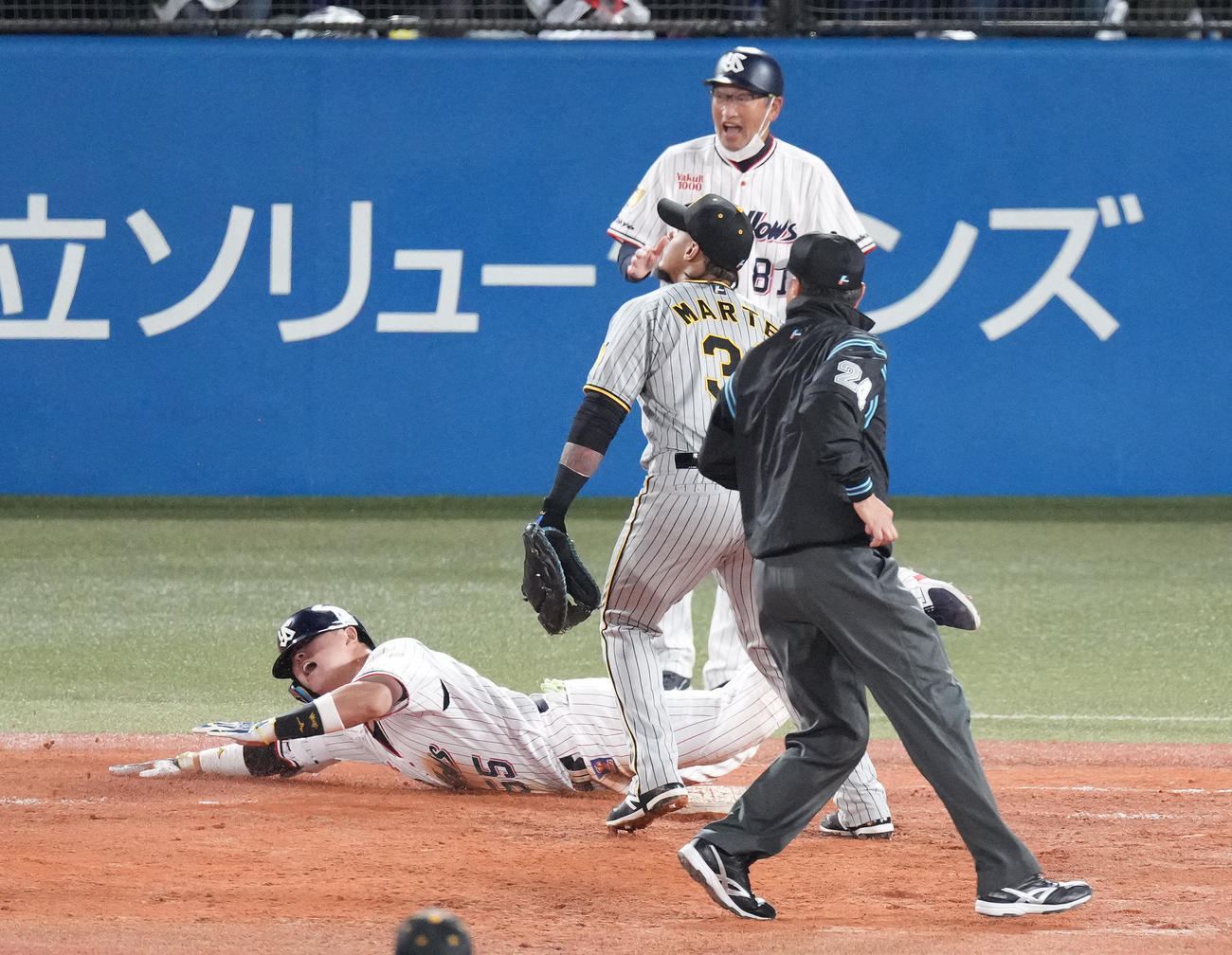 ヤクルト対阪神　7回裏ヤクルト2死満塁、浜地の悪送球で一塁へヘッドスライディングする村上（撮影・鈴木みどり）