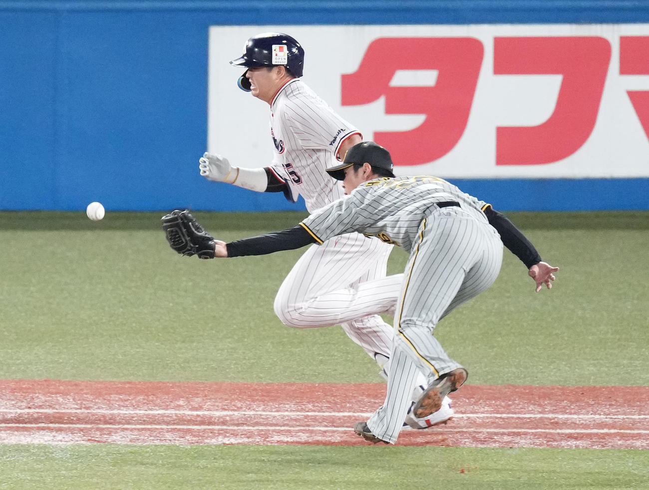 ヤクルト対阪神　7回裏ヤクルト2死満塁、村上の打球を一塁へ悪送球する浜地（撮影・鈴木みどり）