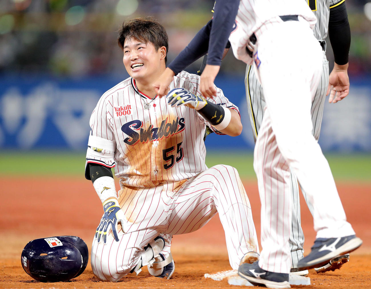 ヤクルト対阪神　7回裏ヤクルト2死満塁、投前打を放ちヘッドスライディングで内野安打となり、逆転を決め笑顔を見せる村上（撮影・河田真司）