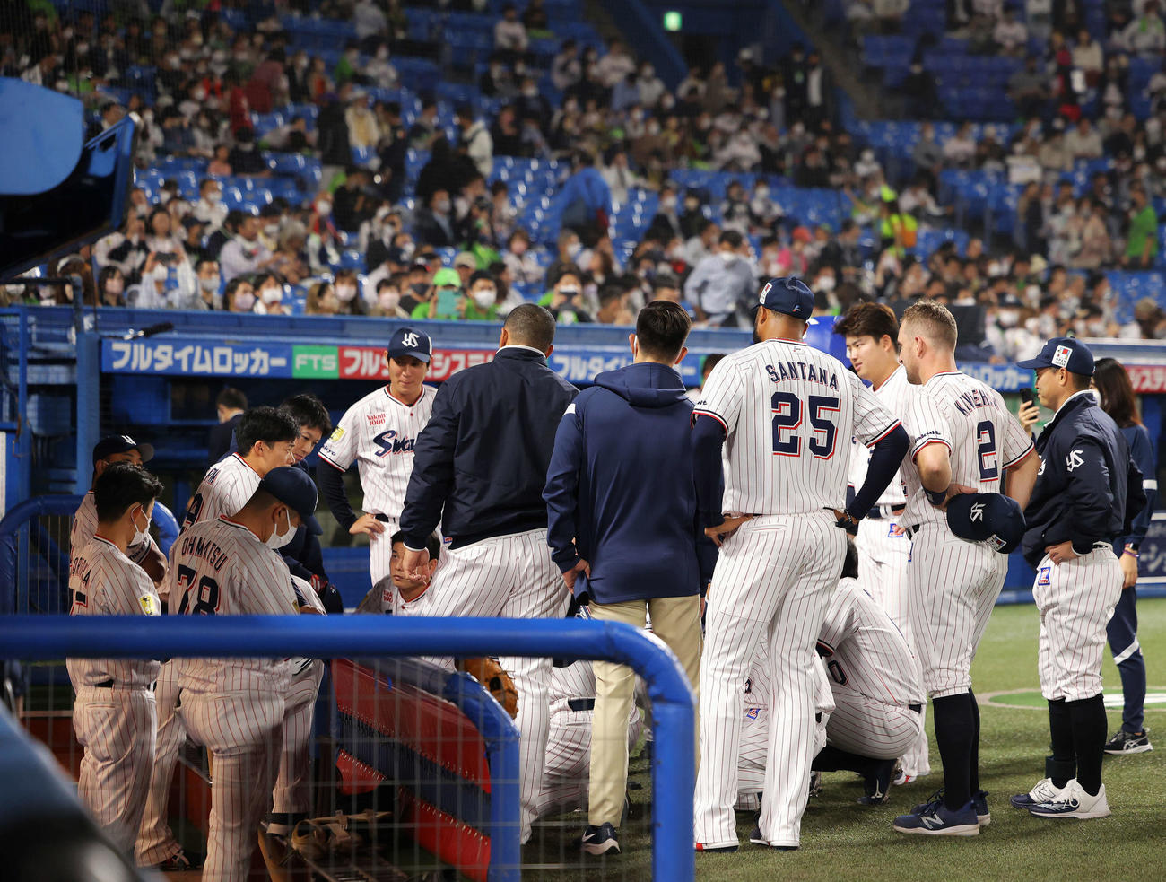 ヤクルト対阪神　試合前円陣を組むヤクルトの選手たち（撮影・河田真司）