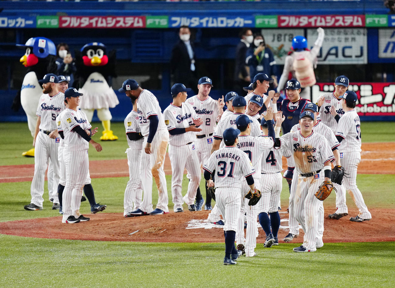 ヤクルト対阪神　日本シリーズ進出を決め歓喜する村上（手前右）ら選手たち（撮影・江口和貴）