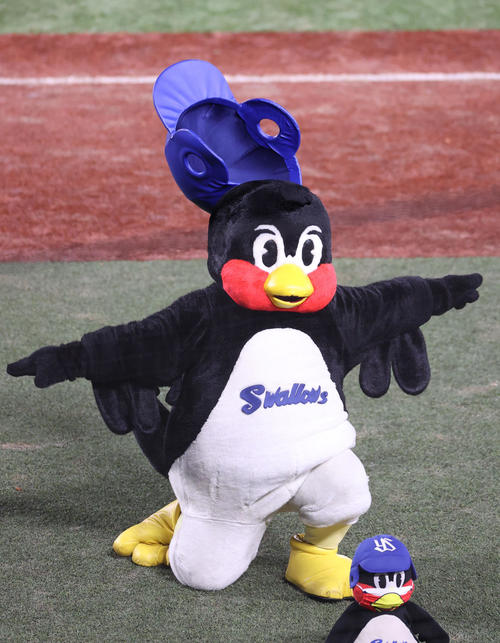 ヤクルト対阪神　5回裏を終え、空中くるりんぱを失敗するつば九郎（撮影・狩俣裕三）