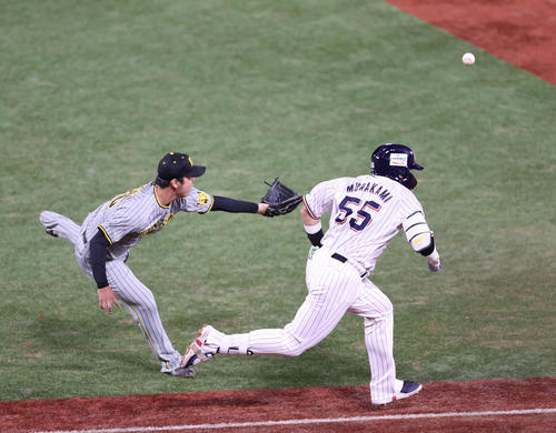 ヤクルト対阪神　7回裏ヤクルト2死満塁、村上（右）のボテボテの打球を処理する浜地だが、グラブトスを大きくそらしてしまい3点を失う（撮影・狩俣裕三）