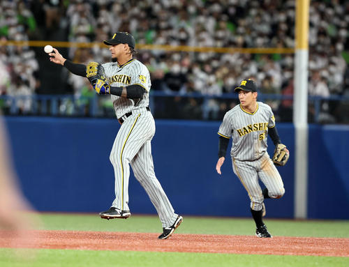 ヤクルト対阪神　7回裏ヤクルト2死満塁、マルテは山崎の打球を捕球し二塁へ悪送球（撮影・加藤哉）