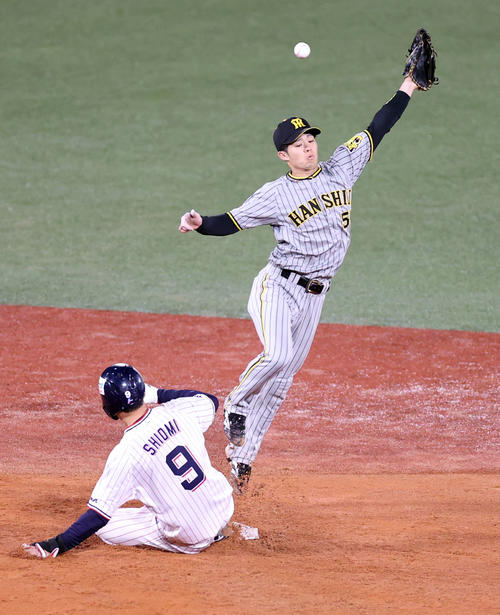 ヤクルト対阪神　7回裏ヤクルト2死満塁、マルテの悪送球で捕り損なう中野（右）。左は塩見（撮影・狩俣裕三）