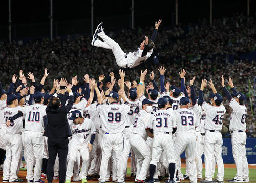 ヤクルト対阪神　阪神に勝利してCSファイナルを制しナインから胴上げされる高津監督（撮影・加藤哉）