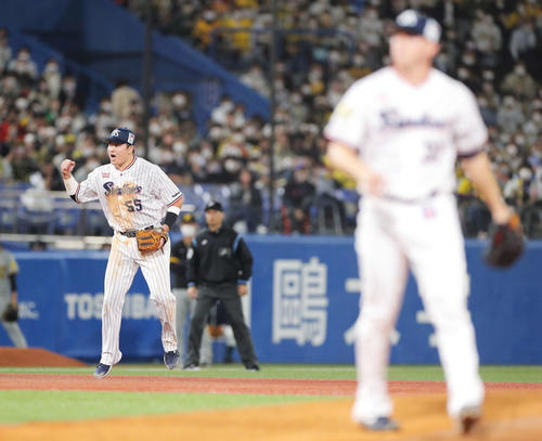 ヤクルト対阪神　CS2連覇を決め飛び跳ねガッツポーズする村上。手前はマクガフ（撮影・河田真司）