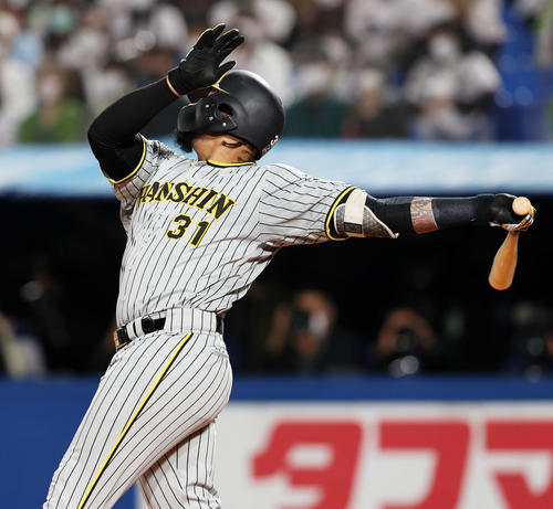 ヤクルト対阪神　4回表阪神無死一塁、マルテは右前打を放つ（撮影・加藤哉）