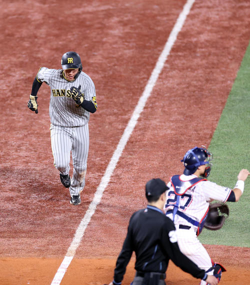 ヤクルト対阪神　4回表阪神1死一、三塁、陽川の犠飛で生還する大山（左）。右は中村（撮影・狩俣裕三）