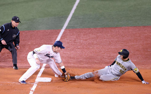 ヤクルト対阪神　5回表阪神無死二塁、中野の送りバント失敗で村上（中央）にタッチされる青柳（撮影・狩俣裕三）