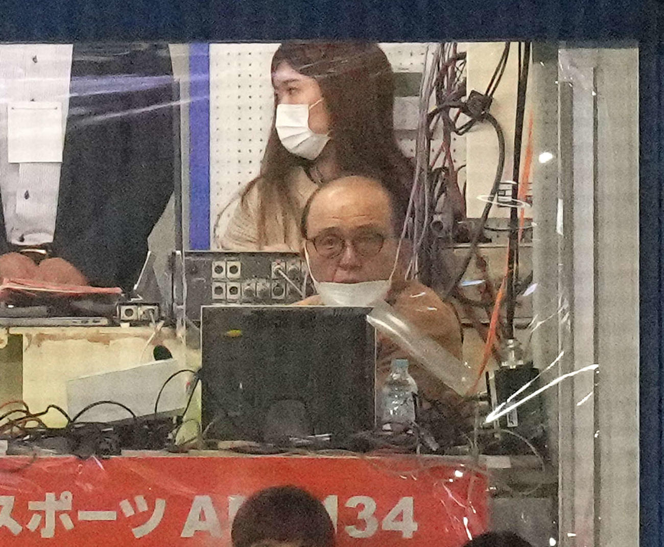 ヤクルト対阪神　ラジオの解説を務める岡田氏（中央）（撮影・江口和貴）