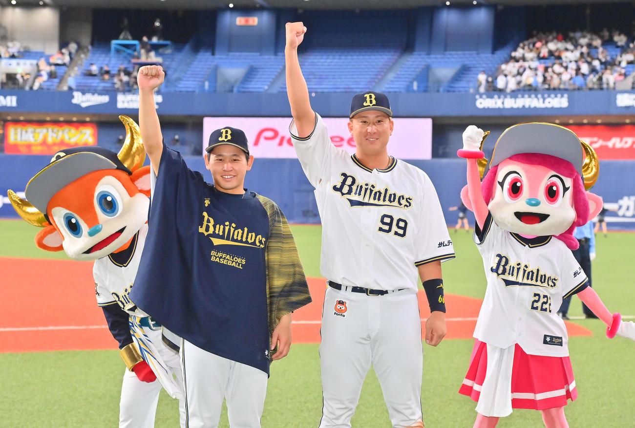 オリックス対ソフトバンク　並んで昇天ポーズをする宮城（左）と杉本（撮影・和賀正仁）