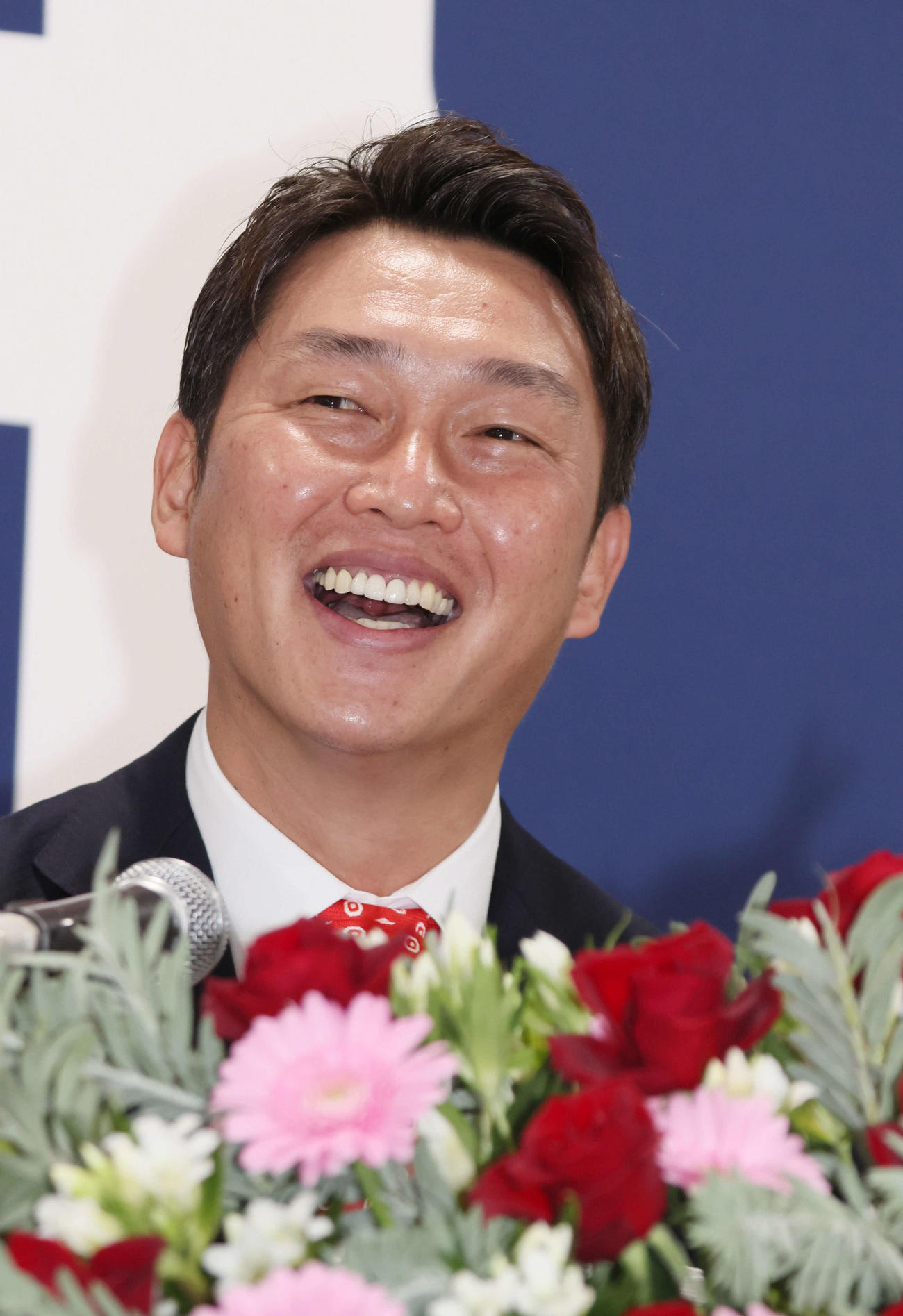 広島の監督に就任し、会見する新井新監督（2022年10月12日撮影）