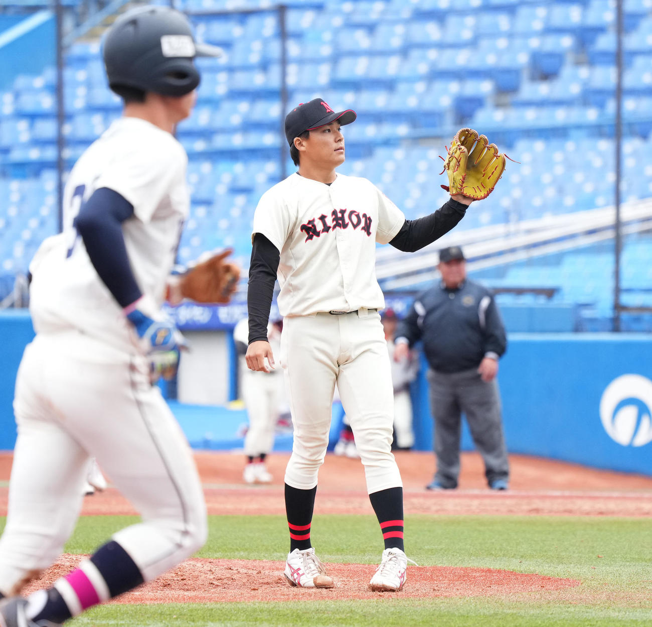 国学院大対日大　7回表国学院大2死満塁、山本大に押し出しの四球を許す岸川（右）（撮影・菅敏）