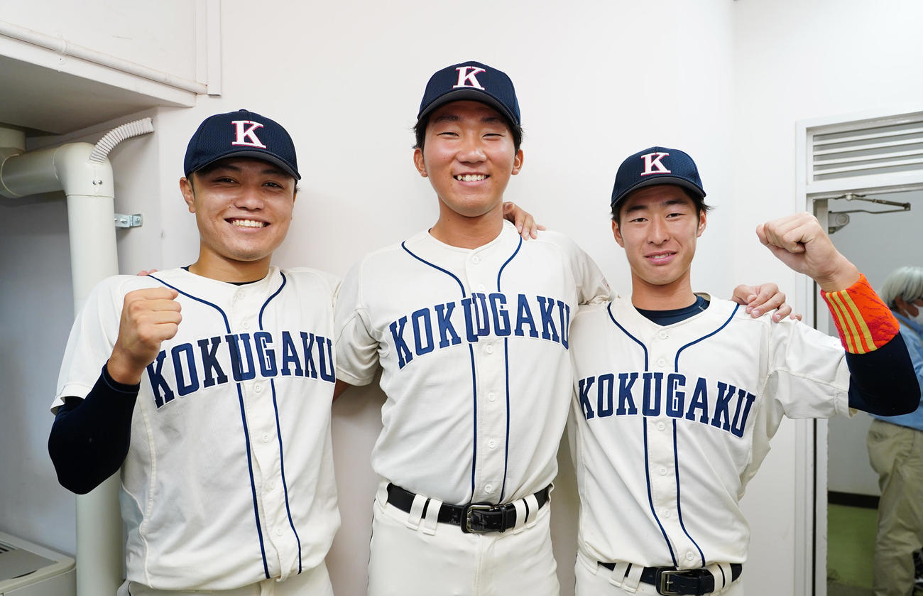 日大に勝利し、笑顔を見せる、左から国学院大の楠茂、田中千、田中大（撮影・菅敏）