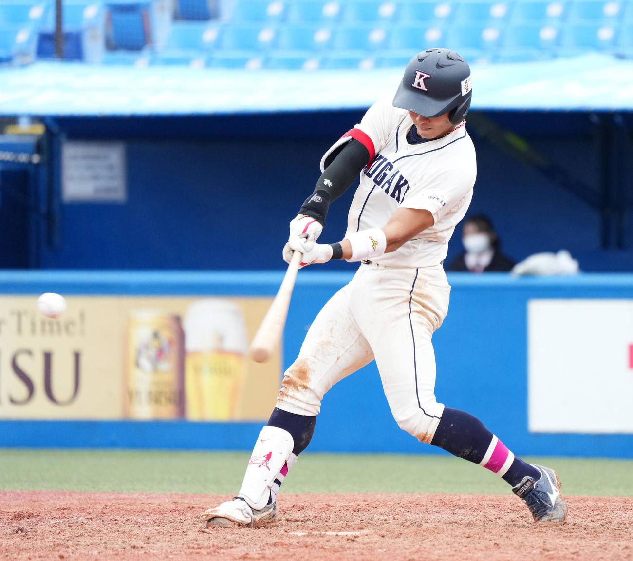 国学院大対日大　9回表国学院大1死一、二塁、右適時打を放つ神里（撮影・菅敏）