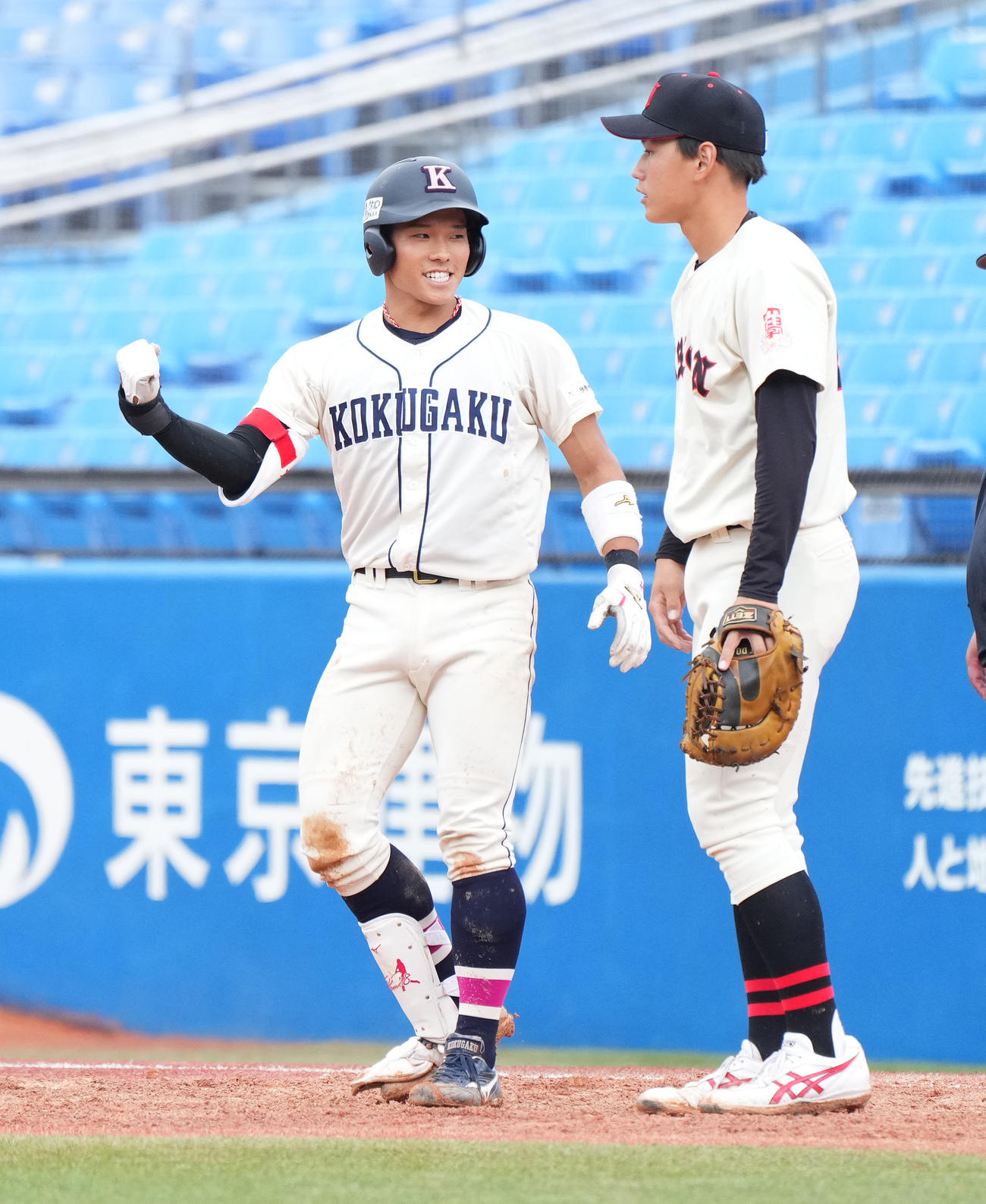 国学院大対日大　9回表国学院大1死一、二塁、右適時打を放ち、ガッツポーズを見せる神里（左）（撮影・菅敏）