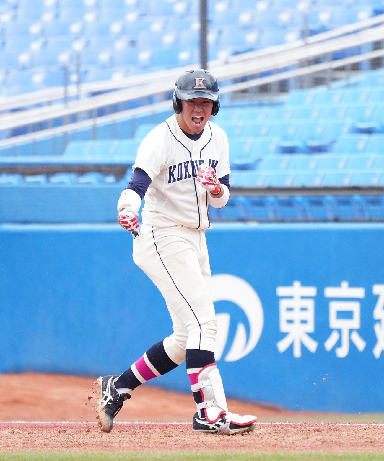 国学院大対日大　9回表国学院大1死一、三塁、右適時打を放ち、ガッツポーズを見せる山本大（撮影・菅敏）