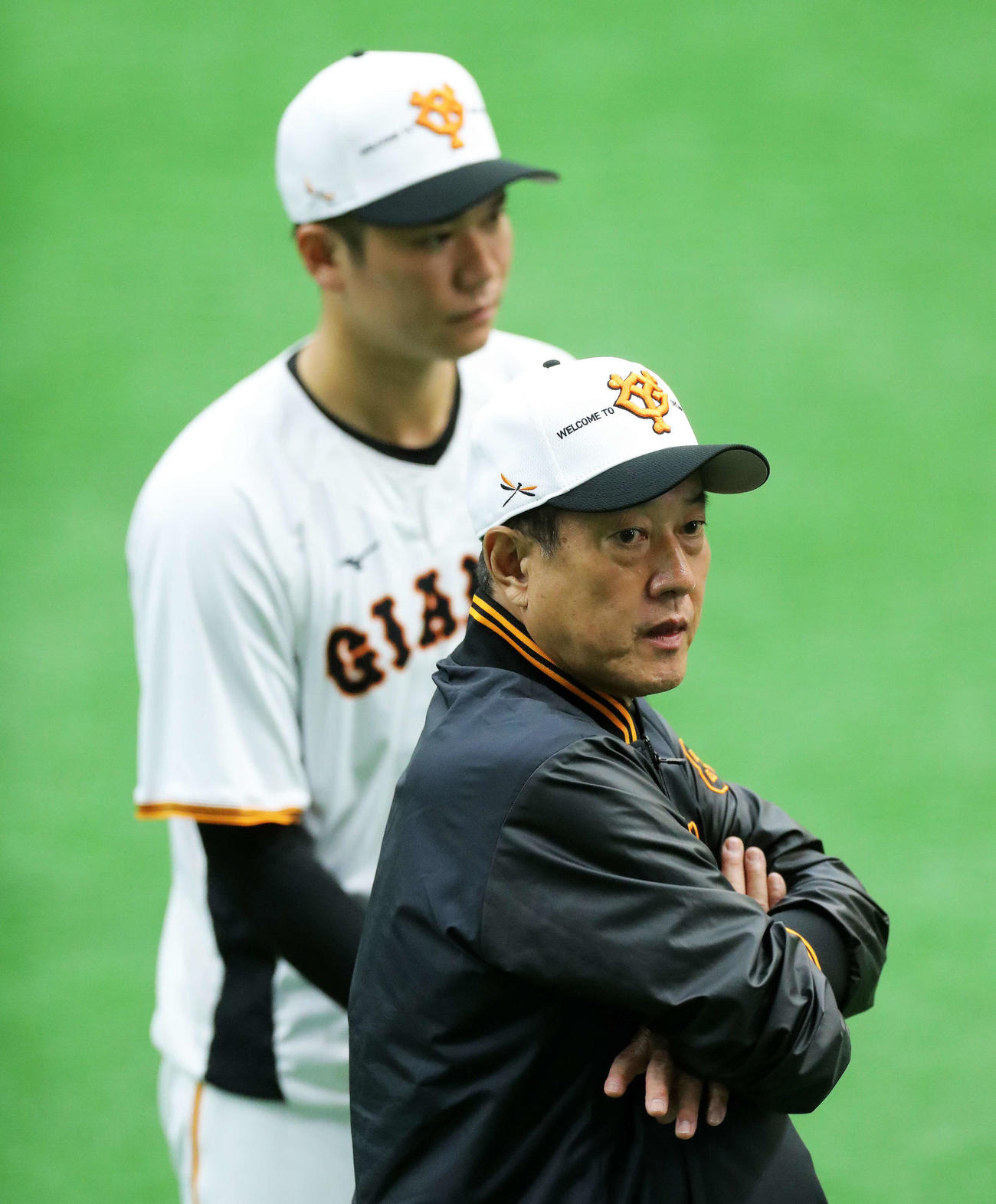 坂本（奥）と言葉を交わす巨人原監督（2022年10月10日撮影）