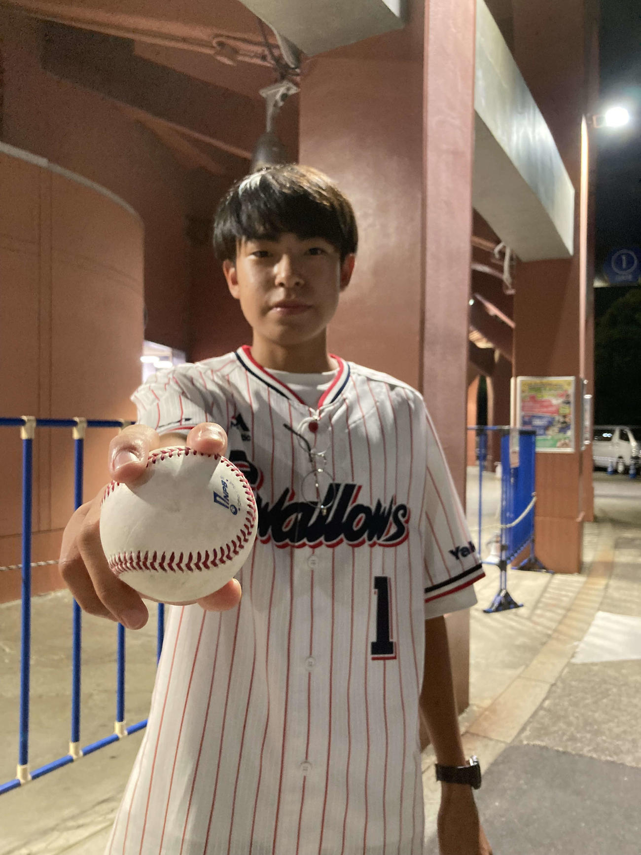 ヤクルト村上の56号本塁打のボールを捕った桜井蒼大さん（2022年10月3日撮影）