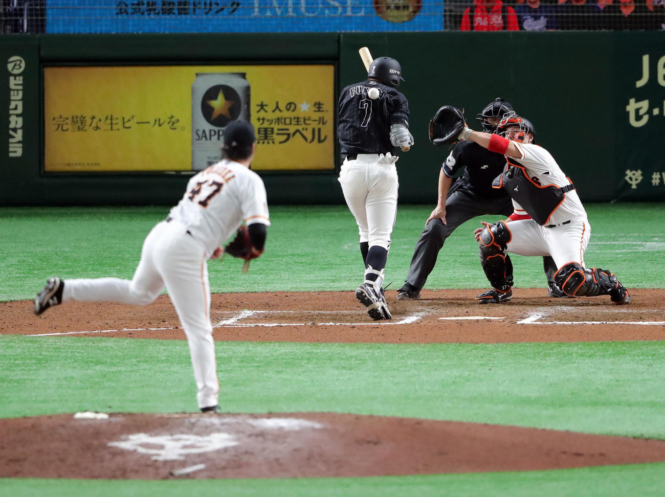 巨人対ロッテ　6回表ロッテ1死一塁、背中に死球を受ける福田秀。投手藤岡（2020年6月16日撮影）