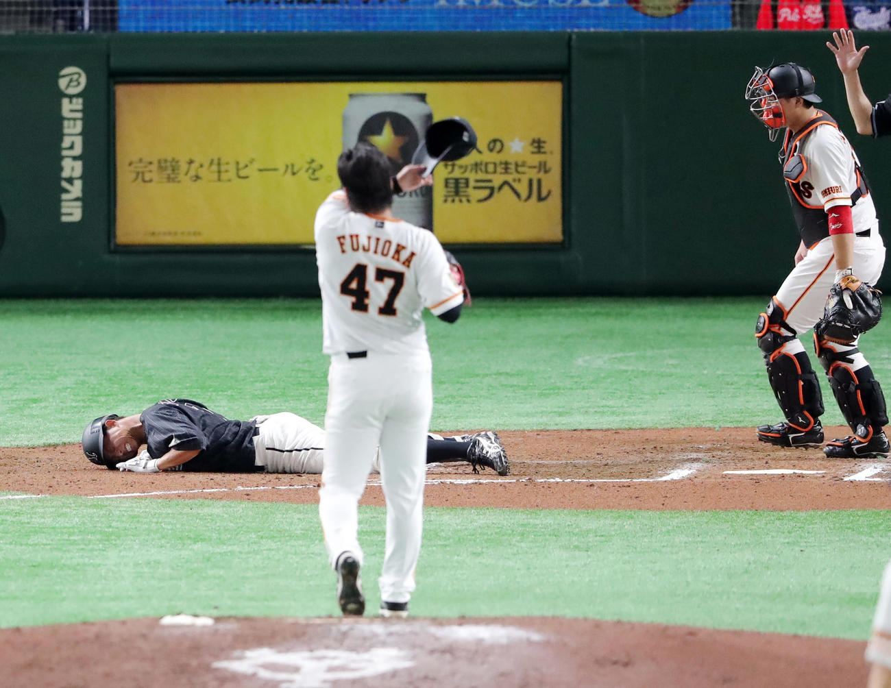 巨人対ロッテ　6回表ロッテ1死一塁、背中に死球を受け倒れ込む福田秀。投手藤岡（2020年6月16日撮影）