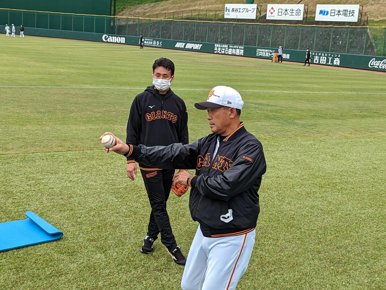 ボールの投げ方を説明する巨人の川相次期1軍総合コーチ（撮影・三須一紀）