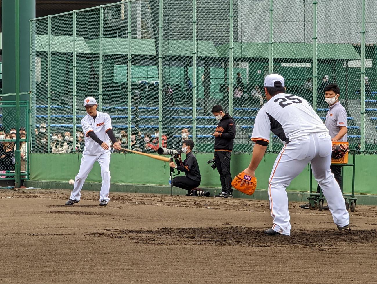 「板グラブ」を着けた岡本和にノックをする巨人の川相次期1軍総合コーチ（撮影・三須一紀）