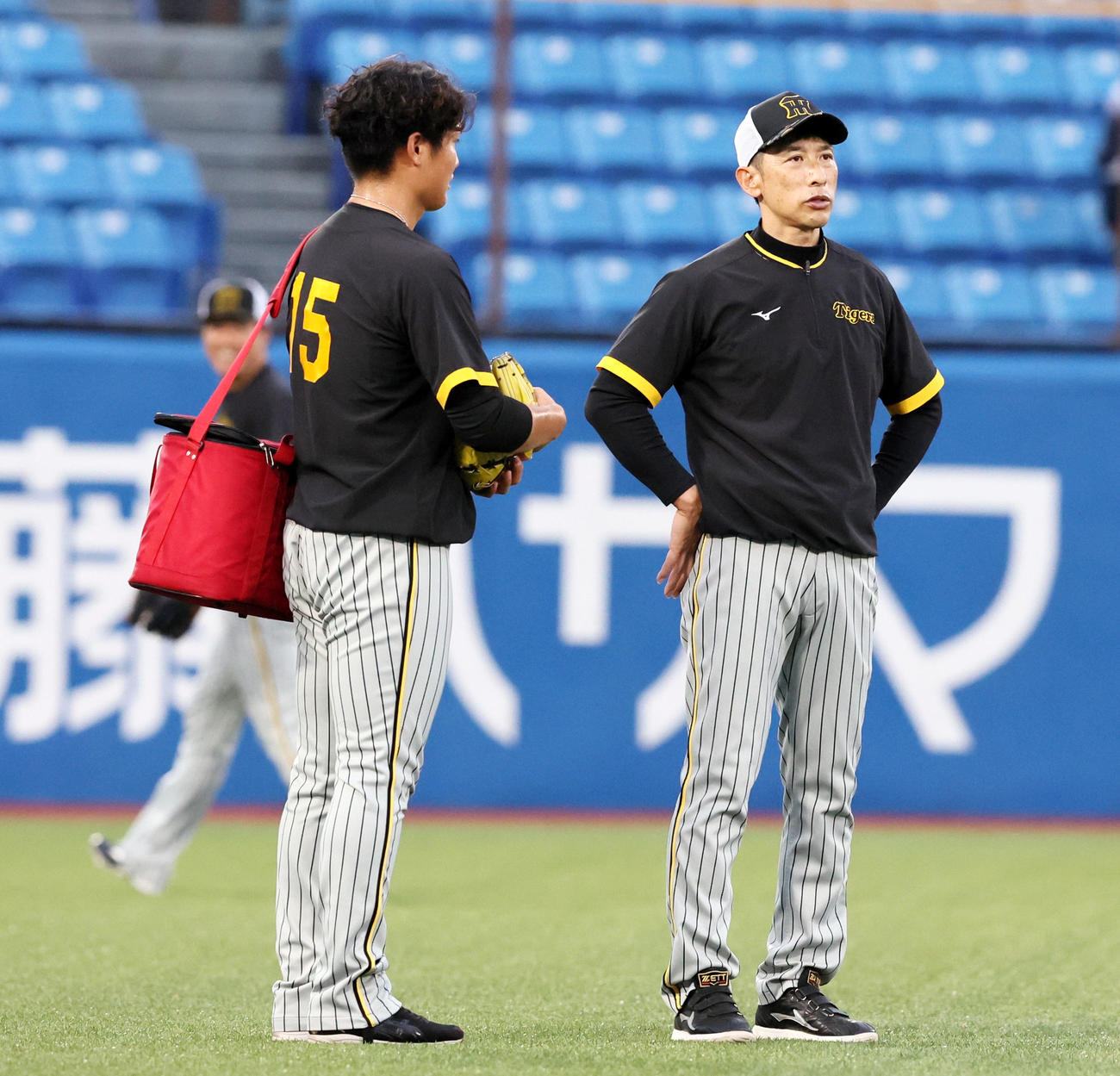 ヤクルト対阪神　西純（左）と話す矢野監督（撮影・加藤哉）