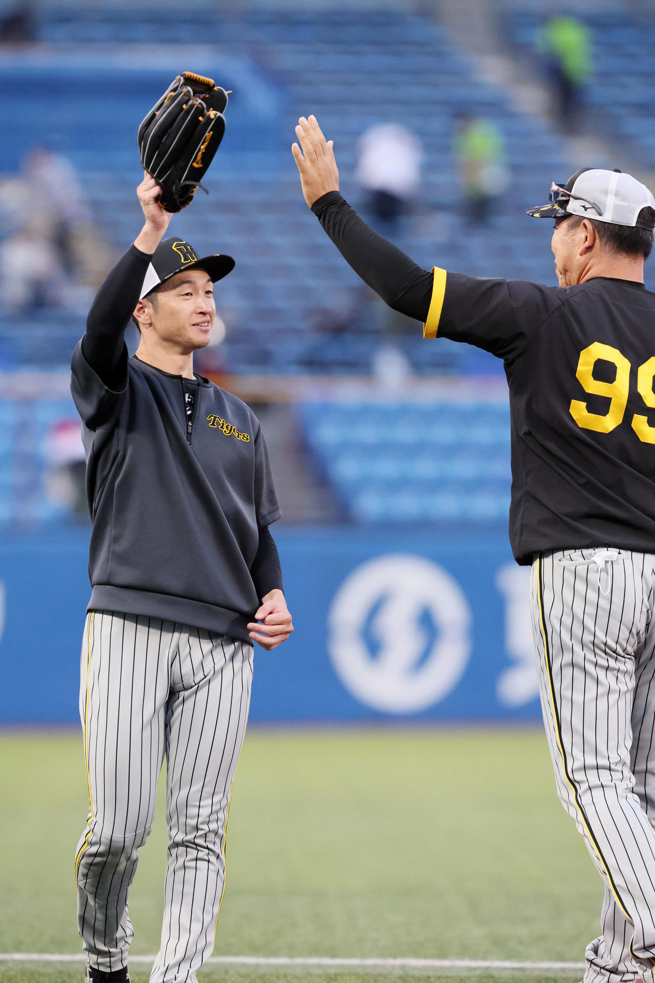 ヤクルト対阪神　井上ヘッドコーチ（右）とタッチする近本（撮影・加藤哉）