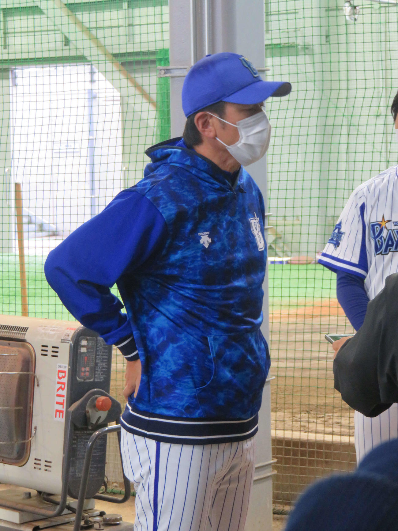囲み取材に答えるDeNA三浦監督