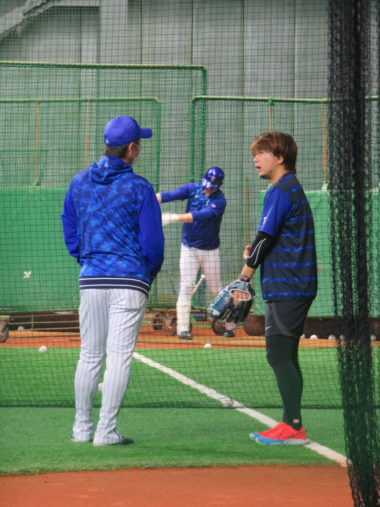 三浦監督（左）にあいさつするDeNA三嶋