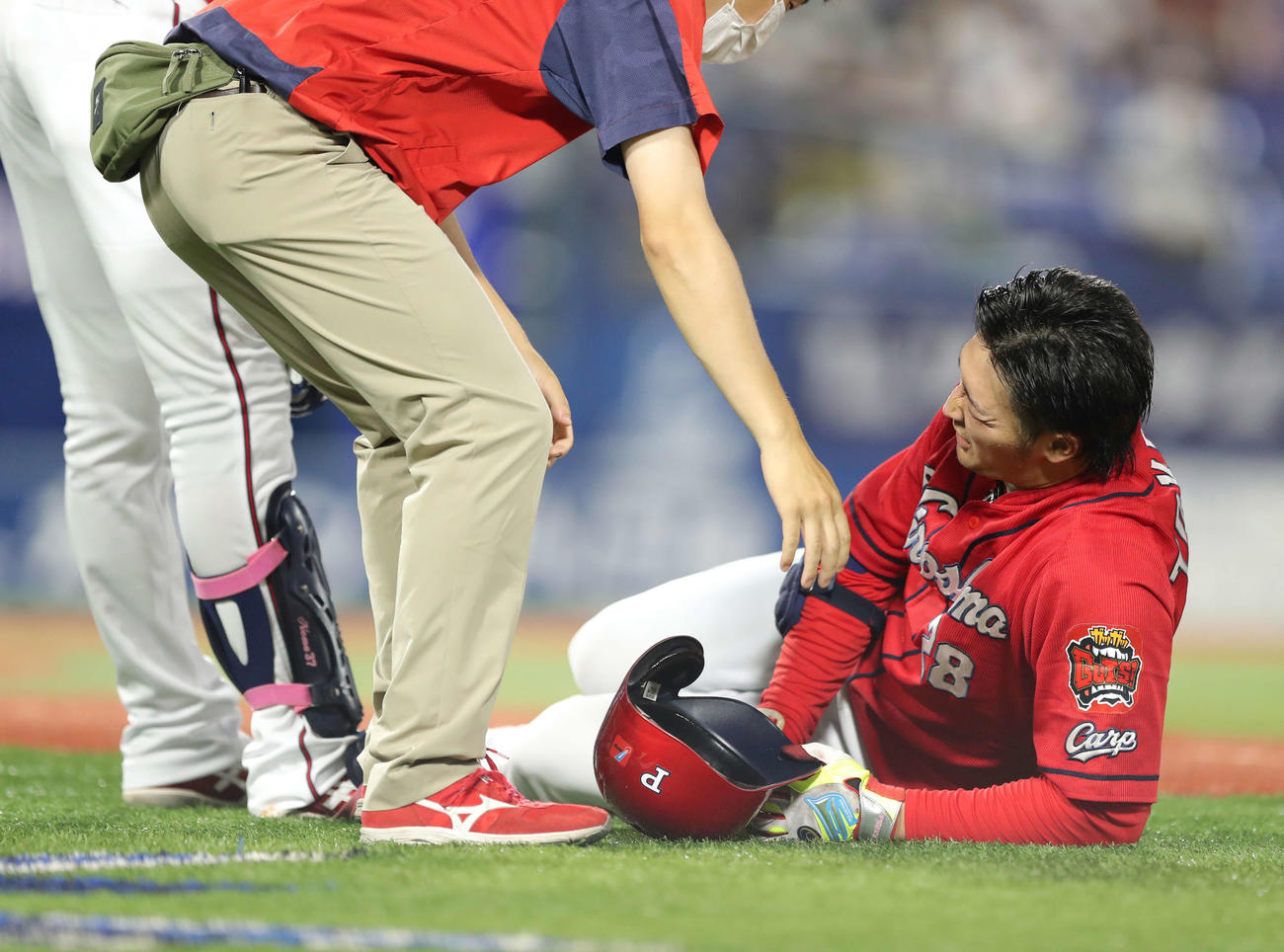8月3日DeNA戦、走塁途中で倒れ険しい表情を見せる床田