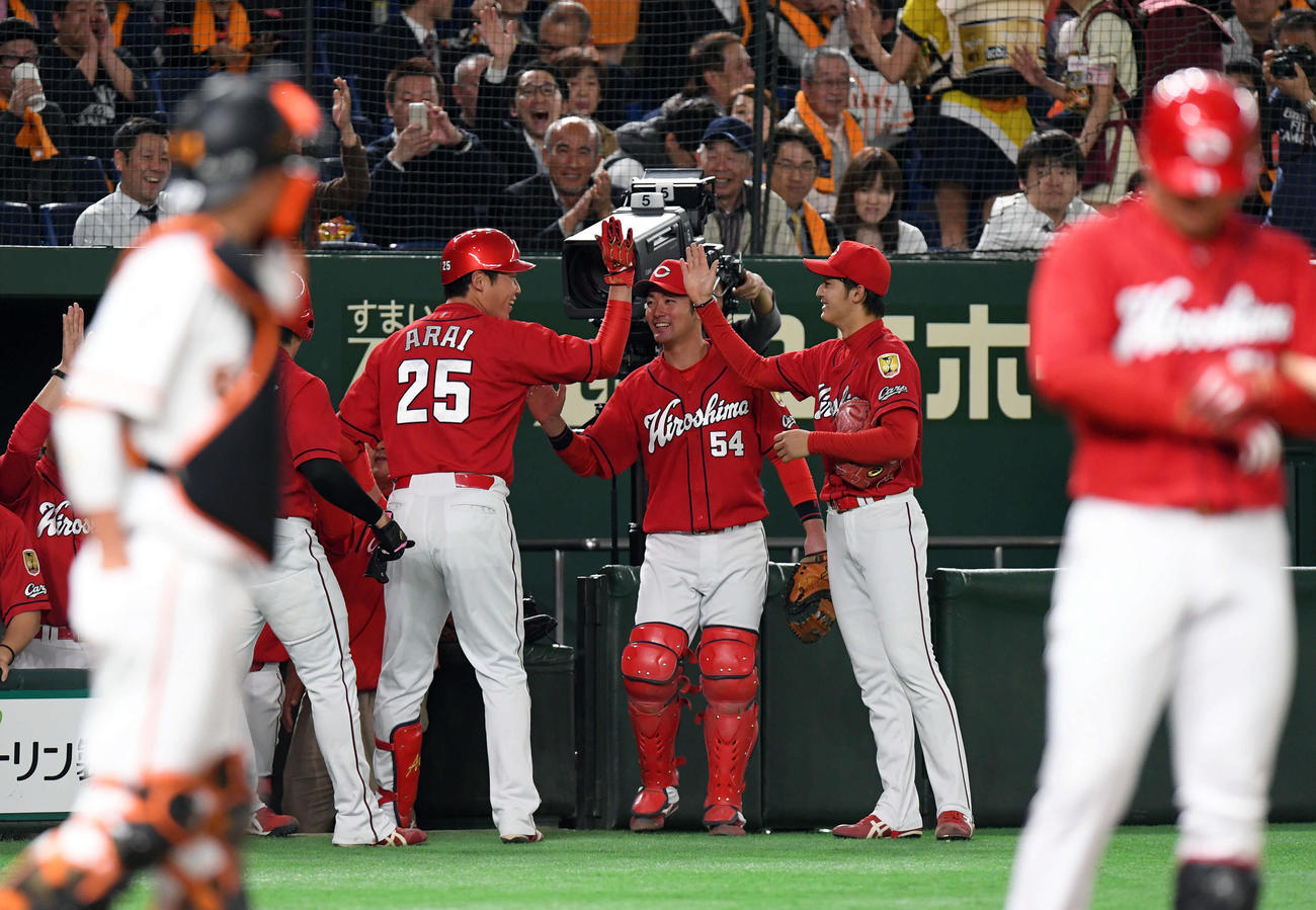 2017年4月、3ランを放った新井貴浩は床田寛樹とハイタッチ