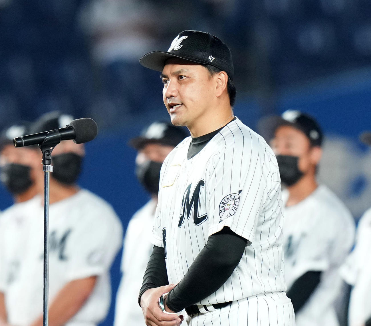 2日、シーズン最終戦セレモニーで退任を表明するロッテ井口監督