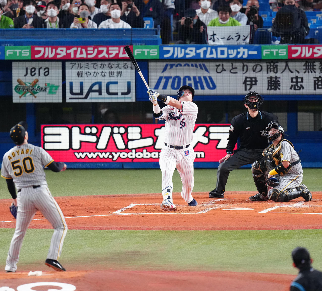 1回裏ヤクルト2死一塁、三邪飛に倒れる村上。投手青柳（撮影・江口和貴）