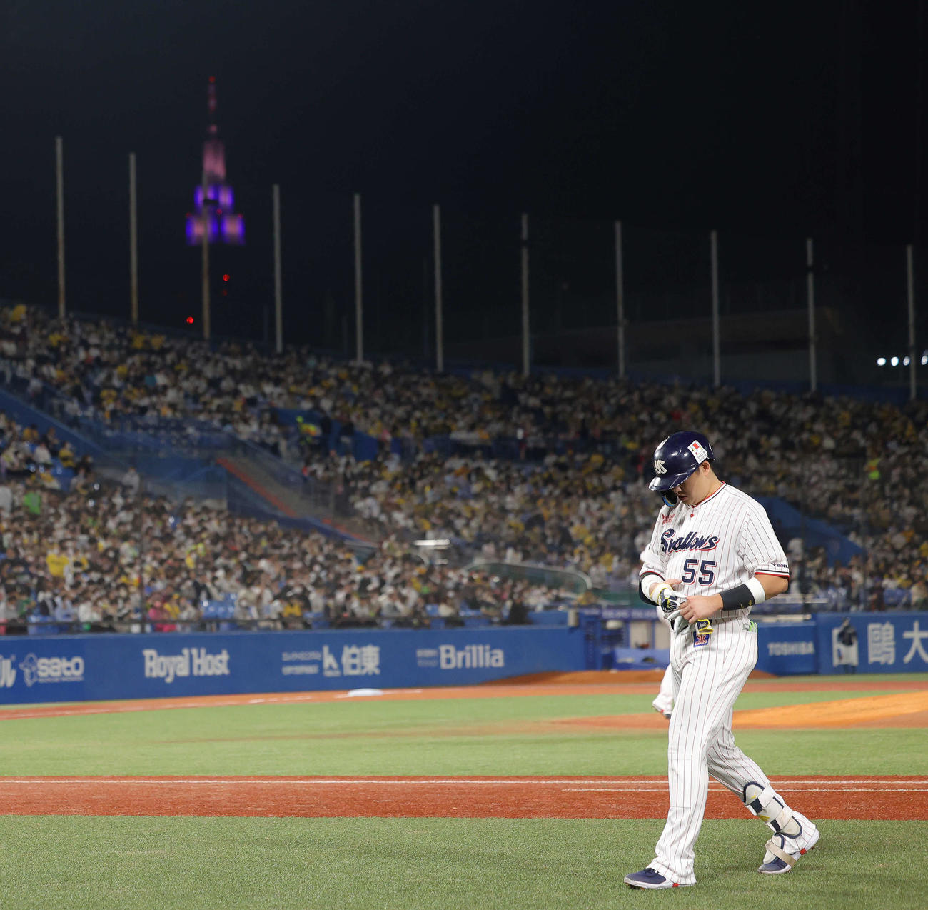 1回裏ヤクルト2死一塁、凡退に終わりベンチに戻る村上（撮影・河田真司）