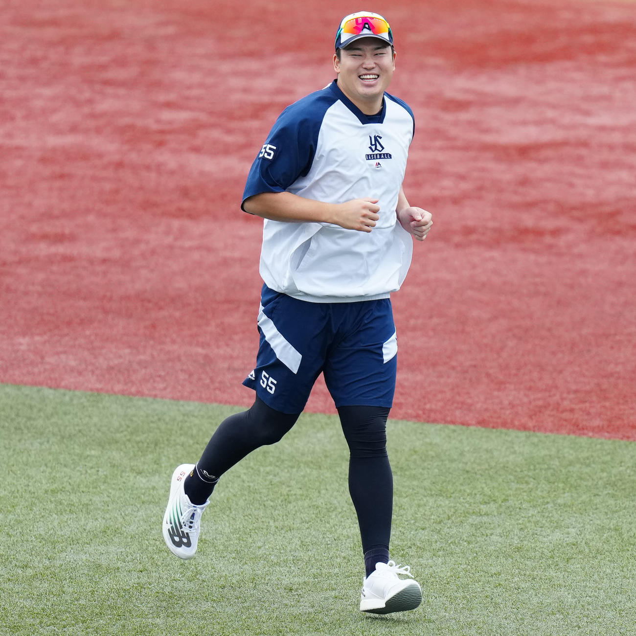 試合前練習中、笑顔を見せるヤクルト村上（撮影・江口和貴）