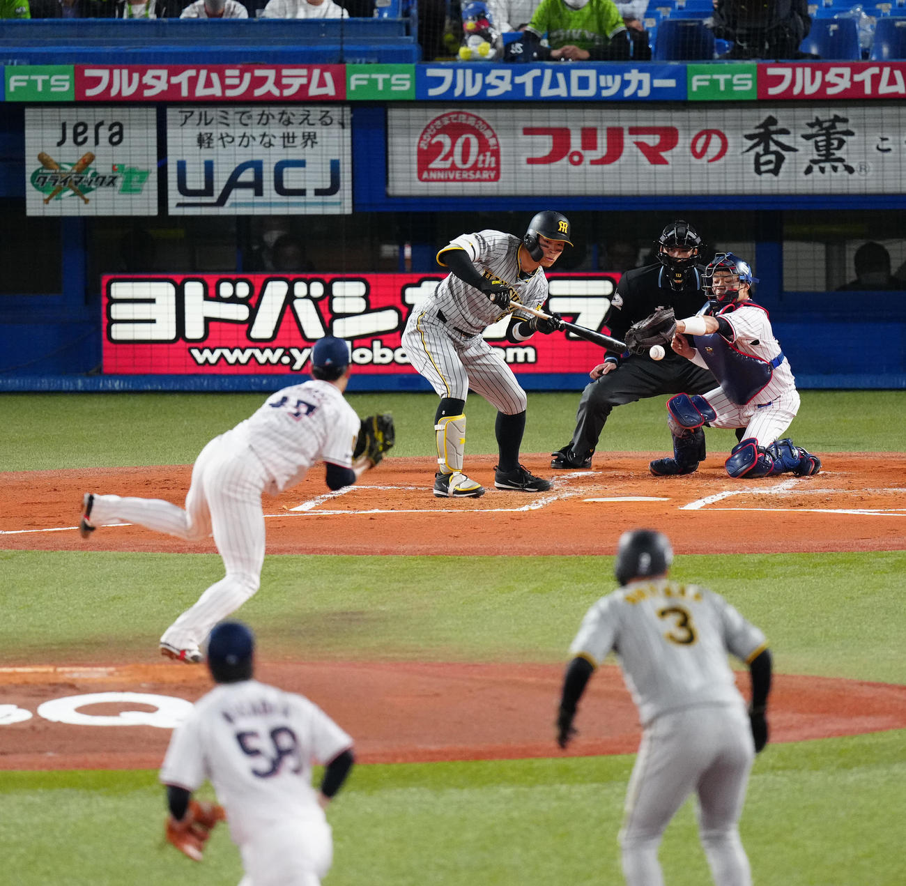 ヤクルト対阪神　2回表阪神無死一、二塁、送りバント失敗する佐藤輝（撮影・江口和貴）
