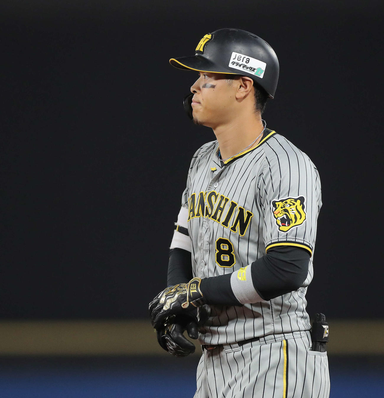 ヤクルト対阪神　2回表阪神無死一、二塁、バントで出塁する佐藤輝（撮影・河田真司）